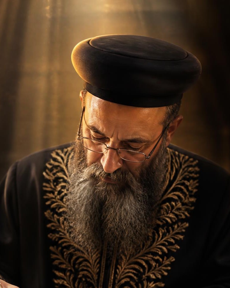ידי סופר סת״ם בעבודה על קלף — תצלום להמחשה