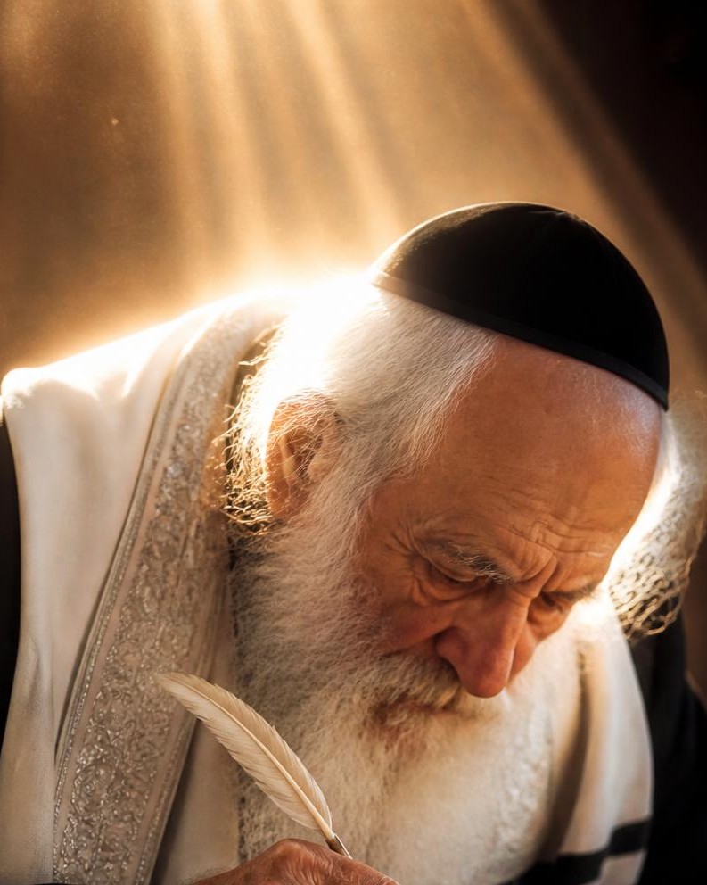 ידי סופר סת״ם בעבודה על קלף — תצלום להמחשה